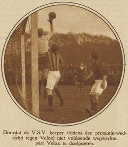 871801 Afbeelding van een spelmoment uit de promotie-voetbalwedstrijd tussen Velox (Utrecht) en V.S.V. (Velzen), op het ...